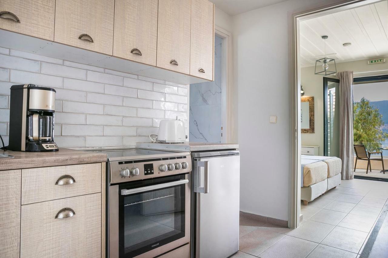 Martini Waterfront Suites Fiskardo Esterno foto