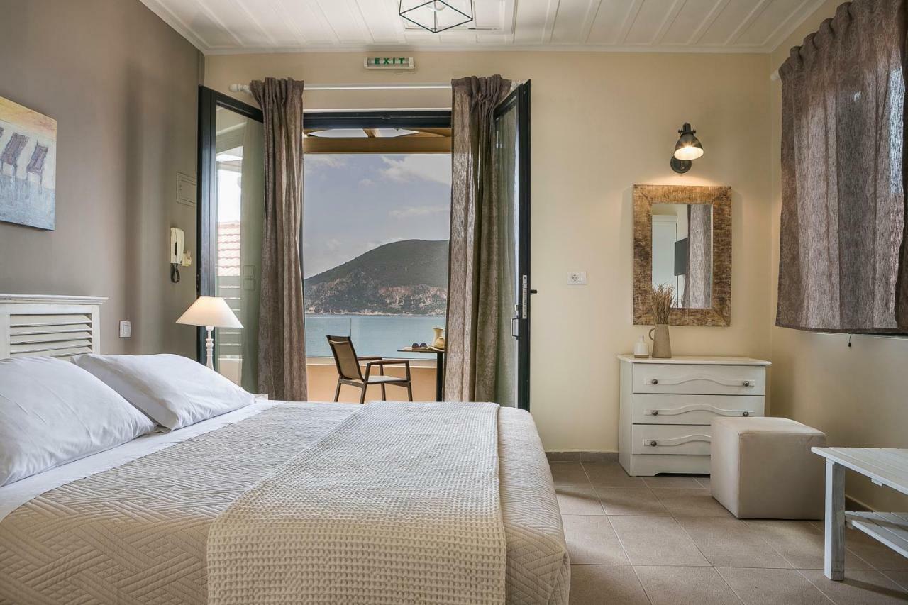 Martini Waterfront Suites Fiskardo Esterno foto