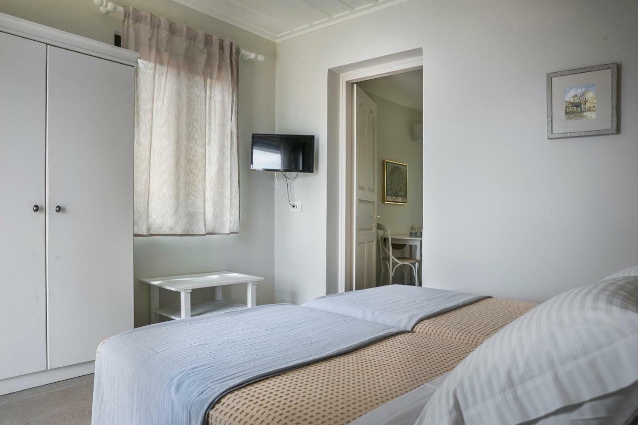 Martini Waterfront Suites Fiskardo Esterno foto