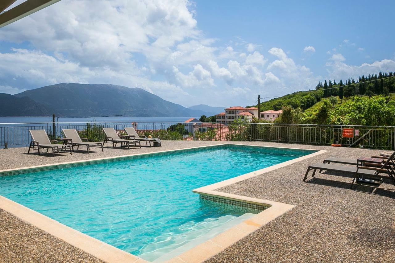 Martini Waterfront Suites Fiskardo Esterno foto