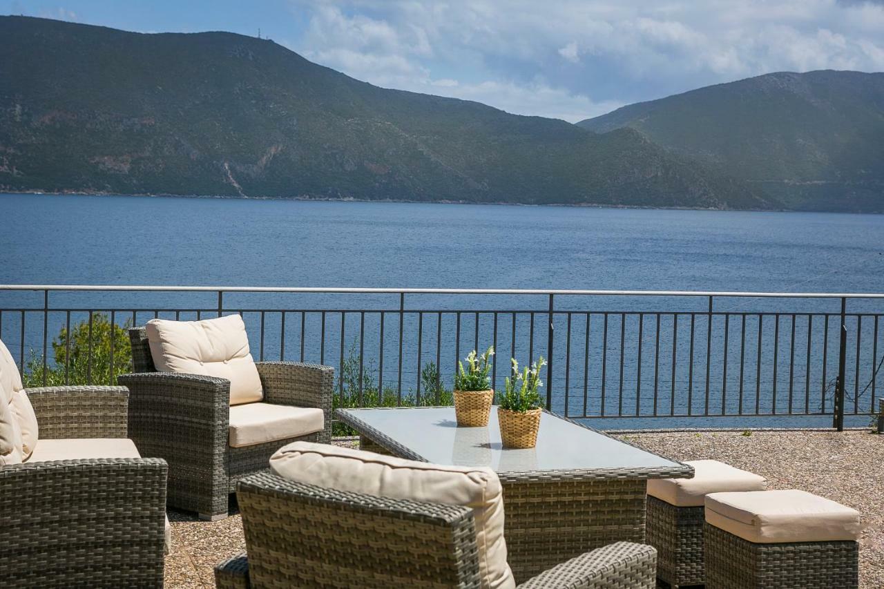 Martini Waterfront Suites Fiskardo Esterno foto
