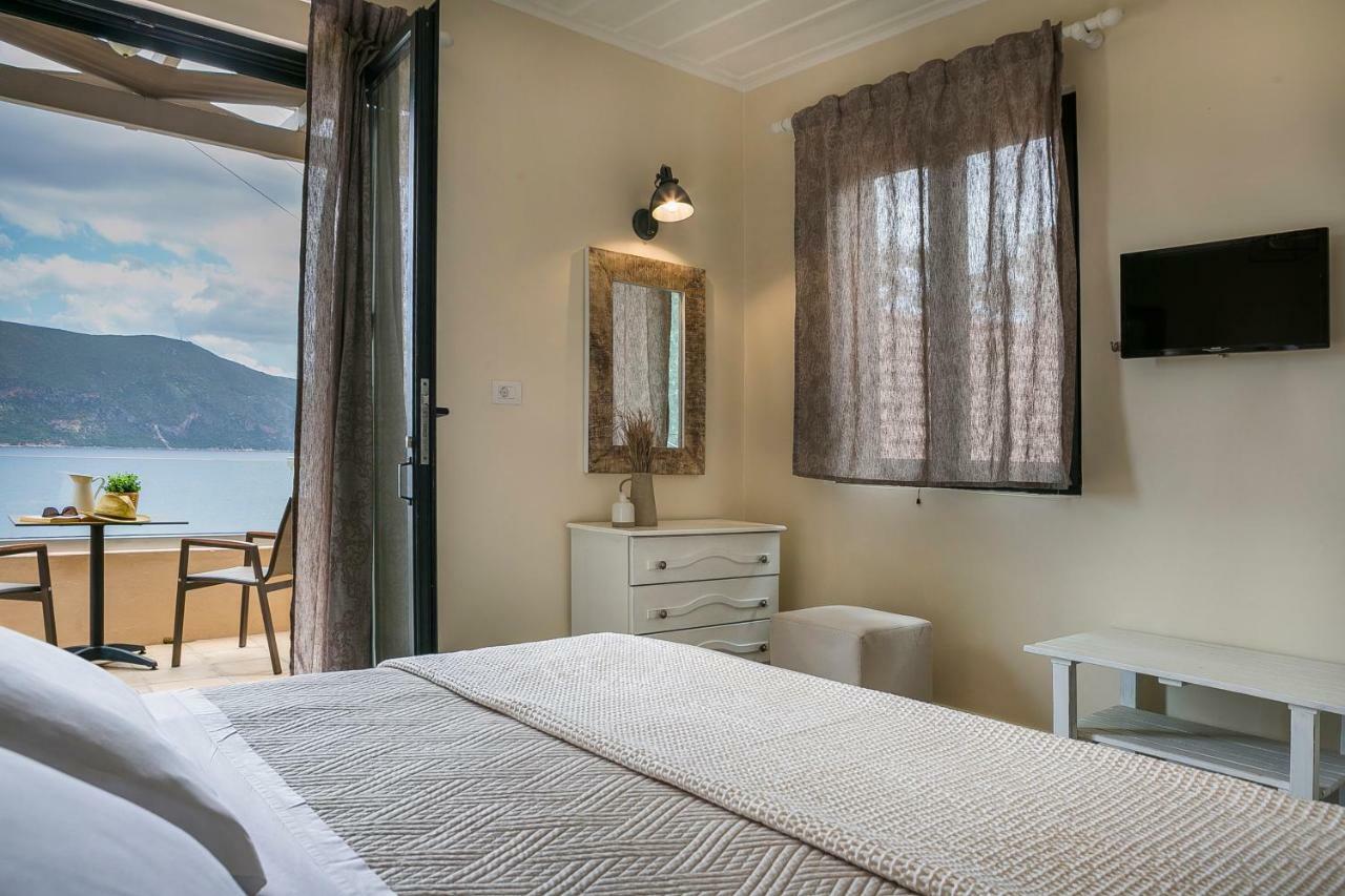Martini Waterfront Suites Fiskardo Esterno foto