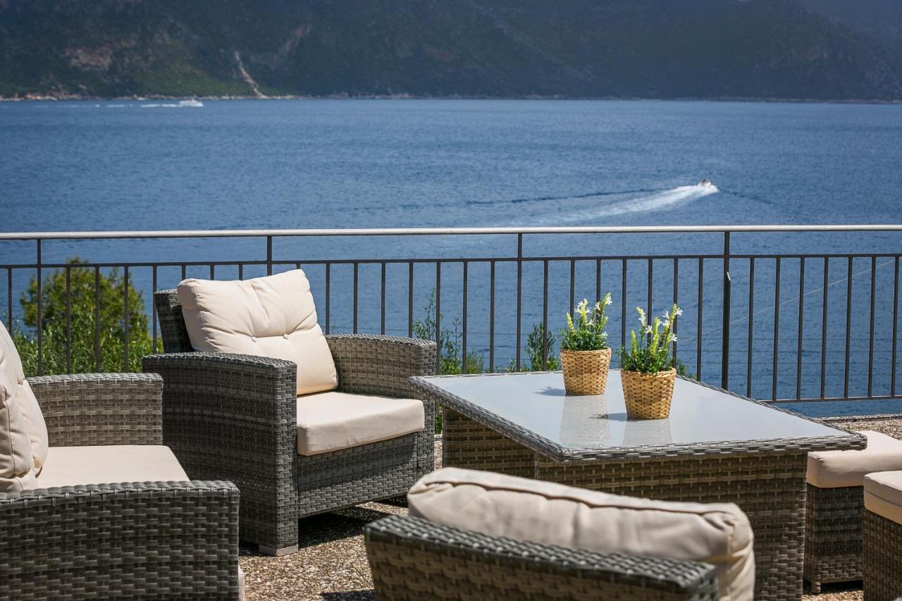 Martini Waterfront Suites Fiskardo Esterno foto