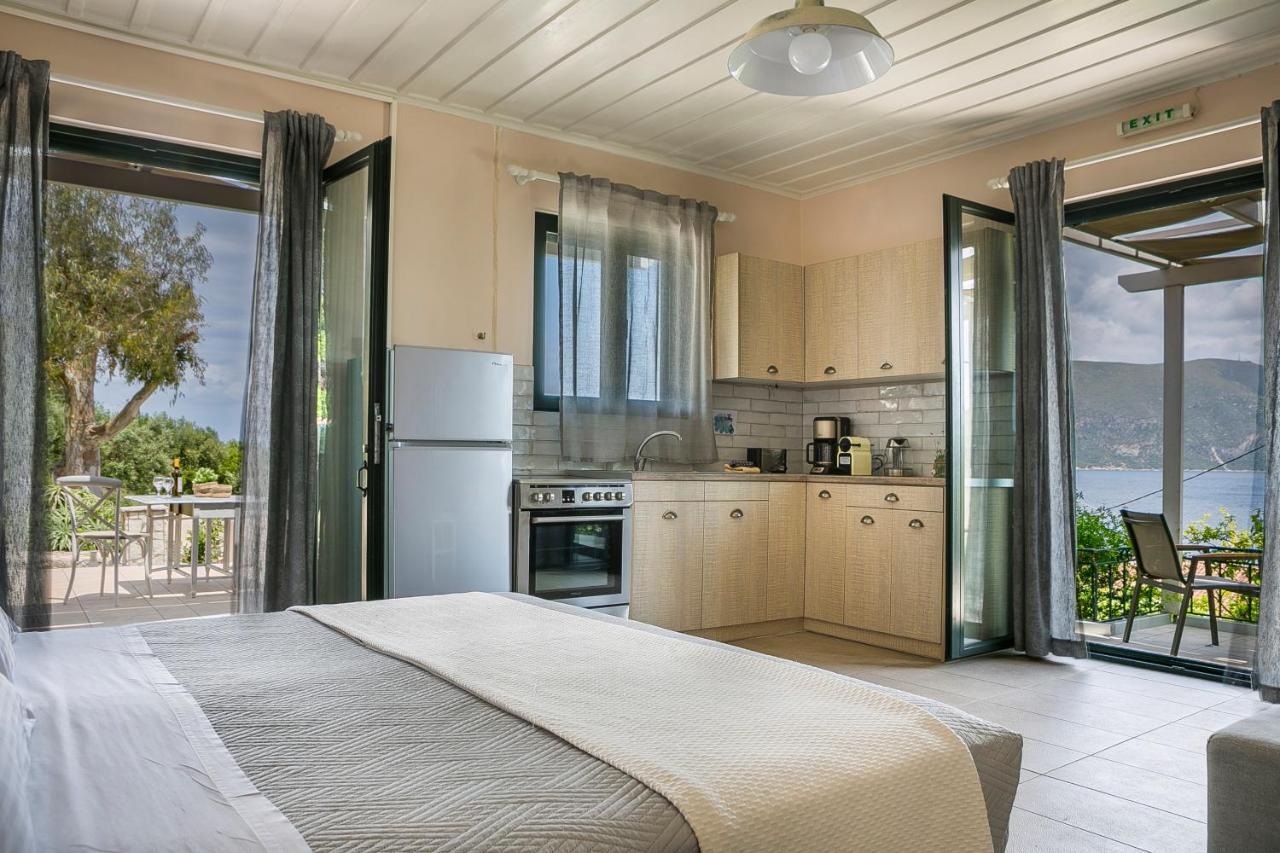 Martini Waterfront Suites Fiskardo Esterno foto