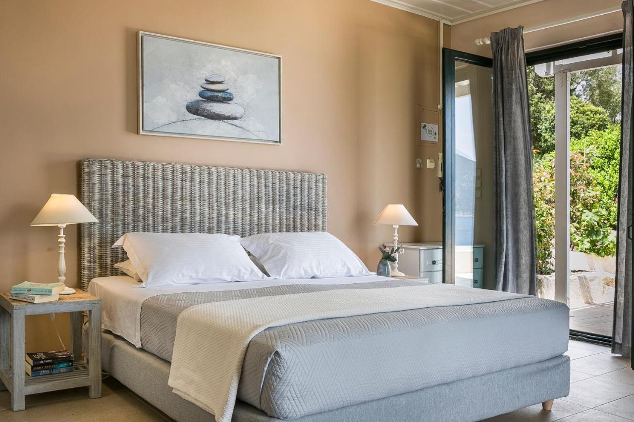 Martini Waterfront Suites Fiskardo Esterno foto